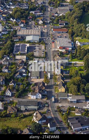 Luftbild, Ortsansicht Hagener Straße Bundesstraße B517, Einkaufszentrum mit Supermarkt Aldi Nord, REWE, Lidl und Getränke Hoffmann, Krombach, Kreuztal, Siegerland, Nordrhein-Westfalen, Deutschland ACHTUNGxMINDESTHONORARx60xEURO *** Luftansicht, Ortsansicht Hagener Straße Bundesstraße B517, Einkaufszentrum mit Supermarkt Aldi Nord, REWE, Lidl und Getränke Hoffmann, Krombach, Kreuztal, Siegerland, Nordrhein-Westfalen, Deutschland ATTENTIONxMINESTHONORARx60xEURO Credit: Imago/Alamy Live News Stockfoto