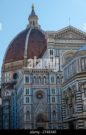 Ein vertikales Foto eines Abschnitts der Kathedrale Santa Maria del Fiore mit dem dahinter liegenden Dom. Stockfoto