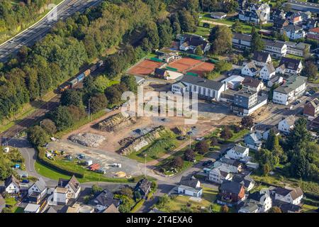 Luftbild, Baustelle ehemaliger Sportplatz Buschhütten für geplante Wohnsiedlung, Turn- und Festhalle Veranstaltungsstätte, Tennisplätze TC Buschhütten, Buschhütten, Kreuztal, Siegerland, Nordrhein-Westfalen, Deutschland ACHTUNGxMINDESTHONORARx60xEURO *** Luftaufnahme, Baustelle ehemaliges Sportfeld Buschhütten für geplante Wohnsiedlung, Gymnasium und Festivalhalle Veranstaltungsort, Tennisplätze TC Buschhütten, Buschhütten, Kreuztal, Siegerland, Nordrhein-Westfalen, Deutschland ATTENTIONxMINESTHONORARx60xEURO Stockfoto