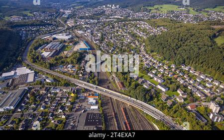 Luftbild, Rangierbahnhof Güterbahnhof Buschhütten und Güterzüge, Hüttentalstraße und Ortsansicht mit Südwestfalen Container-Terminal GmbH, Wohngebiet Buschhütten, Kreuztal, Siegerland, Nordrhein-Westfalen, Deutschland ACHTUNGxMINDESTHONORARx60xEURO *** Luftaufnahme, Rangierbahnhof Güterbahnhof Buschhütten und Güterzüge, Hüttentalstraße und Dorfblick mit Südwestfalen Container Terminal GmbH, Wohngebiet Buschhütten, Kreuztal, Siegerland, Nordrhein-Westfalen, Deutschland ATTENTIONxMINESTHONORARx60xEURO Credit: Imago/Alamy Live News Stockfoto