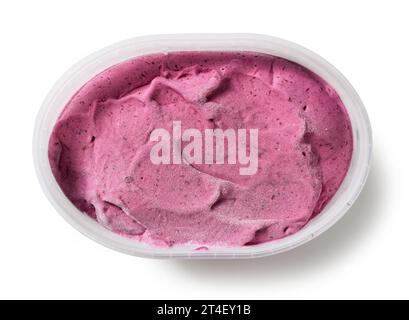 Schachtel hausgemachtes Eis mit schwarzer Johannisbeere isoliert auf weißem Hintergrund, Blick von oben Stockfoto