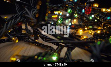 Weihnachtsgirlande mit mehrfarbigen Lampen und Lichtern, Weihnachten, farbige kleine Lichter aus nächster Nähe. Elektrisch, abstrakt. Stockfoto