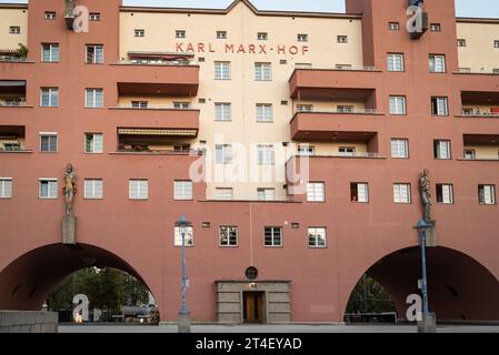 Wien, Österreich 28. September 2023 karl marx hof - eines der größten Stadthäuser der Welt mit Wohnraum für über 5000 Menschen Stockfoto