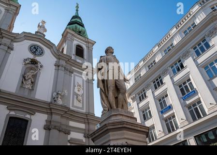 Wien, Österreich 28. September 2023. Statue des berühmten Komponisten Haydn vor der Mariahilfer Kirche Stockfoto