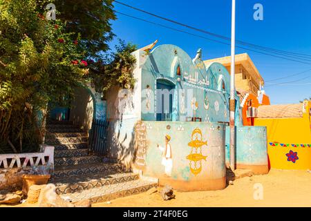 Farbenfrohe helle Häuser des berühmten nubischen Dorfes. Assuan, Ägypten – 17. Oktober 2023 Stockfoto