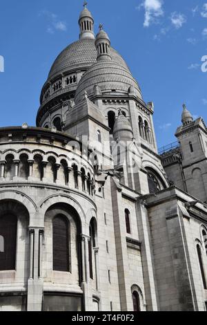 Seitenansicht der Sacré Coeur de Montmartre, Paris, Frankreich. Stockfoto