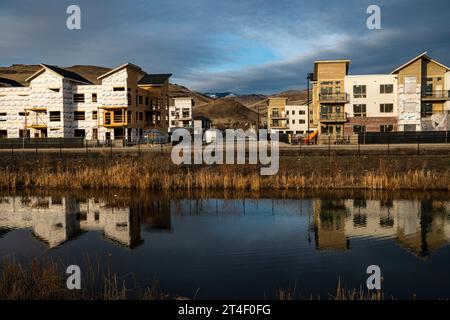 Mehrfamilienwohnbau im Harris Ranch Development. Stockfoto