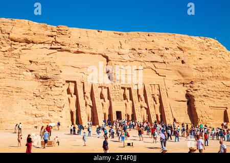 Abu Simbel, kleiner Tempel der Königin Nefertari, in den Felsen gehauen. Nubien, Ägypten - 19. Oktober 2023 Stockfoto