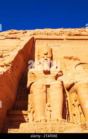 Abu Simbel, der große Tempel von Ramesses II., in den Felsen gehauen. Nubien, Ägypten - 19. Oktober 2023. Stockfoto