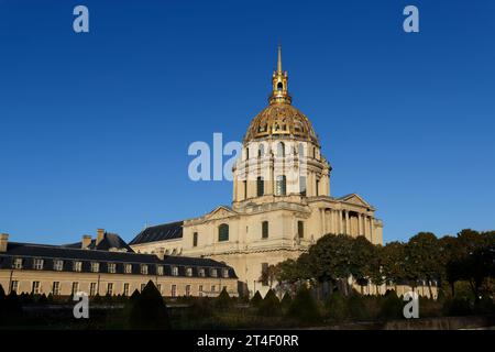 Die Kathedrale von Saint Louis bei schönem Tag, Paris. Stockfoto