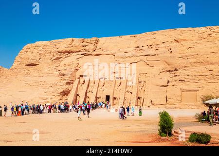 Abu Simbel, kleiner Tempel der Königin Nefertari, in den Felsen gehauen. Nubien, Ägypten - 19. Oktober 2023 Stockfoto