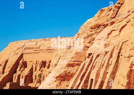 Abu Simbel, der große Tempel von Ramses II. Und der kleine Tempel der Königin Nefertari, in den Felsen gehauen. Nubien, Ägypten - 19. Oktober 2023 Stockfoto