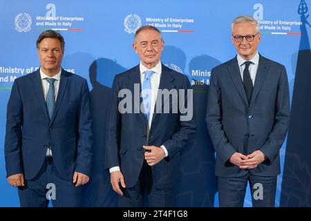 Rom, Italien. 30. Oktober 2023. Ministerium für Unternehmen und Made in Italy, Rom, Italien, 30. Oktober 2023, von links nach rechts: Robert Habeck, Adolfo Urso, Bruno Le Maire bei einem Treffen von Minister Adolfo Urso in Rom mit Bundesminister Robert Habeck und dem französischen Minister Bruno Le Maire - News Credit: Live Media Publishing Group/Alamy Live News Stockfoto