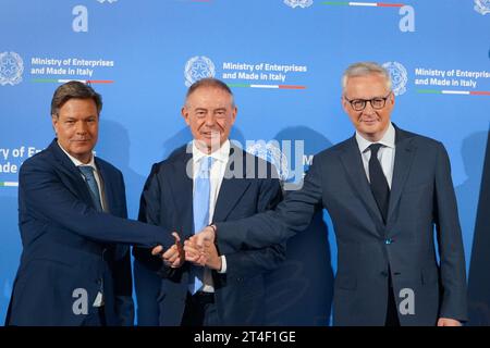 Rom, Italien. 30. Oktober 2023. Ministerium für Unternehmen und Made in Italy, Rom, Italien, 30. Oktober 2023, von links nach rechts: Robert Habeck, Adolfo Urso, Bruno Le Maire bei einem Treffen von Minister Adolfo Urso in Rom mit Bundesminister Robert Habeck und dem französischen Minister Bruno Le Maire - News Credit: Live Media Publishing Group/Alamy Live News Stockfoto