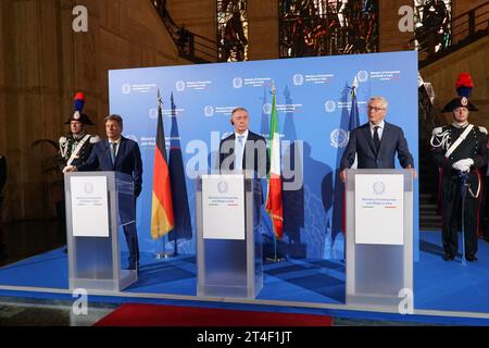 Rom, Italien. 30. Oktober 2023. Ministerium für Unternehmen und Made in Italy, Rom, Italien, 30. Oktober 2023, von links nach rechts: Robert Habeck, Adolfo Urso, Bruno Le Maire bei einem Treffen von Minister Adolfo Urso in Rom mit Bundesminister Robert Habeck und dem französischen Minister Bruno Le Maire - News Credit: Live Media Publishing Group/Alamy Live News Stockfoto