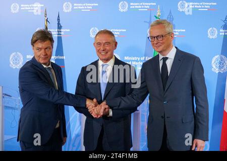 Rom, Italien. 30. Oktober 2023. Ministerium für Unternehmen und Made in Italy, Rom, Italien, 30. Oktober 2023, von links nach rechts: Robert Habeck, Adolfo Urso, Bruno Le Maire bei einem Treffen von Minister Adolfo Urso in Rom mit Bundesminister Robert Habeck und dem französischen Minister Bruno Le Maire - News Credit: Live Media Publishing Group/Alamy Live News Stockfoto