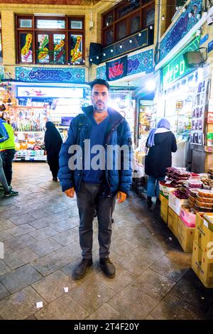 Teheran, Iran- 20. Dezember 2022: Porträt eines jungen modernen iraners auf dem Markt Stockfoto