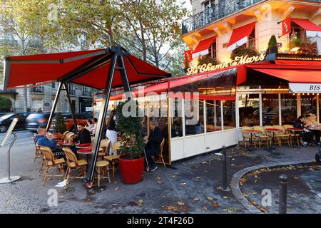 Paris, Frankreich-29. Oktober 2023 : Cafe Le Champ de Mars ist ein traditionelles französisches Café in der Nähe des Eiffelturms in Paris, Frankreich. Stockfoto