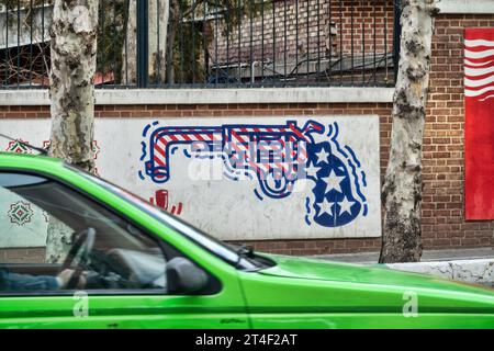 Teheran, Iran, 14. Januar 2023: Revolver in Form einer amerikanischen Sternenfahne mit einem gebogenen Fass (es wird nicht funktionieren, um zu töten). Demonstration pro Stockfoto