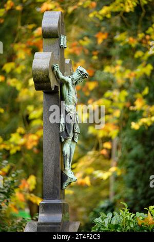 Altes Kruzifix auf einem Herbstfriedhof in köln melaten Stockfoto