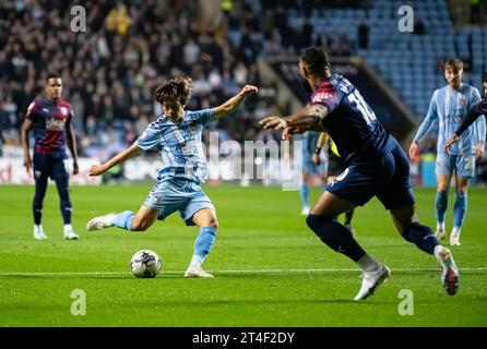 Coventry, Großbritannien. Coventry, Großbritannien. 30. Oktober 2023; Coventry Building Society Arena, Coventry, England; EFL Championship, Coventry City gegen West Bromwich Albion; Tatsuhiro Sakamoto von Coventry dreht bei Torschuss Credit: Action Plus Sports Images/Alamy Live News Stockfoto