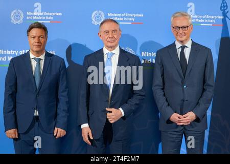 Nachrichten - Minister Adolfo Urso traf heute in Rom mit dem deutschen Minister Robert Habeck und dem französischen Minister Bruno Le Maire von links nach rechts zusammen: Robert Habeck, Adolfo Urso, Bruno Le Maire während des heutigen Treffens von Minister Adolfo Urso in Rom mit dem deutschen Minister Robert Habeck und dem französischen Minister Bruno Le Maire, Nachrichten in Rom, Italien, Oktober 30 2023 Ministerium für Unternehmen und Made in Italy Italien Copyright: xAlessandraxCarlix/xLiveMediax LPN 1110432 Credit: Imago/Alamy Live News Stockfoto