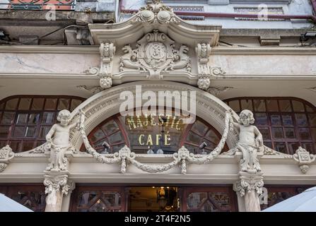 Majestic Cafe Schild über dem Eingang des berühmten Art Nouveau Majestic Cafe in Porto, Portugal am 18. Oktober 2023 Stockfoto