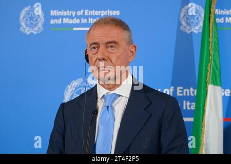 Nachrichten - Minister Adolfo Urso traf heute in Rom mit dem deutschen Minister Robert Habeck und dem französischen Minister Bruno Le Maire zusammen. Nachrichten in Rom, Italien, Oktober 30 2023 Rom Ministerium für Unternehmen und Made in Italy Italien Copyright: xAlessandraxCarlix/xLiveMediax LPN 1110437 Credit: Imago/Alamy Live News Stockfoto