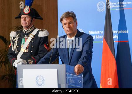 Nachrichten - Minister Adolfo Urso traf heute in Rom mit dem deutschen Minister Robert Habeck und dem französischen Minister Bruno Le Maire Robert Habeck zusammen. deutscher Vizekanzler und Minister für Wirtschaft und Klimaschutz bei Minister Adolfo Urso traf heute in Rom mit Bundesminister Robert Habeck und dem französischen Minister Bruno Le Maire zusammen, Nachrichten in Rom, Italien, Oktober 30 2023 Ministerium für Unternehmen und Made in Italy Italien Urheberrecht: xAlessandraxCarlix/xLiveMediax LPN 1110446 Credit: Imago/Alamy Live News Stockfoto
