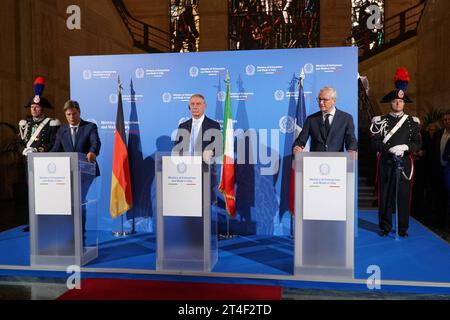 Nachrichten - Minister Adolfo Urso traf heute in Rom mit dem deutschen Minister Robert Habeck und dem französischen Minister Bruno Le Maire von links nach rechts zusammen: Robert Habeck, Adolfo Urso, Bruno Le Maire während des heutigen Treffens von Minister Adolfo Urso in Rom mit dem deutschen Minister Robert Habeck und dem französischen Minister Bruno Le Maire, Nachrichten in Rom, Italien, Oktober 30 2023 Ministerium für Unternehmen und Made in Italy Italien Copyright: xAlessandraxCarlix/xLiveMediax LPN 1110451 Credit: Imago/Alamy Live News Stockfoto