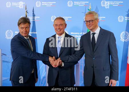 Nachrichten - Minister Adolfo Urso traf heute in Rom mit dem deutschen Minister Robert Habeck und dem französischen Minister Bruno Le Maire von links nach rechts zusammen: Robert Habeck, Adolfo Urso, Bruno Le Maire während des heutigen Treffens von Minister Adolfo Urso in Rom mit dem deutschen Minister Robert Habeck und dem französischen Minister Bruno Le Maire, Nachrichten in Rom, Italien, Oktober 30 2023 Ministerium für Unternehmen und Made in Italy Italien Copyright: xAlessandraxCarlix/xLiveMediax LPN 1110453 Credit: Imago/Alamy Live News Stockfoto