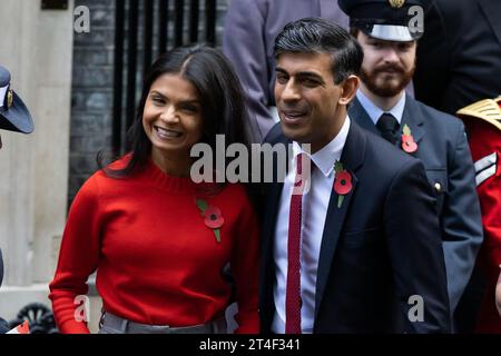 London, Großbritannien. 30. Oktober 2023. Der britische Premierminister Rishi Sunak und seine Frau Akshata Murthy posieren mit Spendenaktionen des Poppy Appells der Royal British Legion, nachdem sie seinen eigenen Mohn in der Downing Street in London gekauft hatten. Quelle: SOPA Images Limited/Alamy Live News Stockfoto