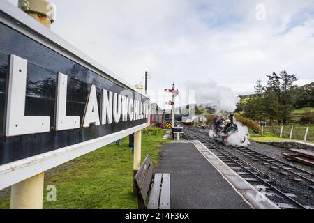 Winifred, ein Dampfzug der Hunslet Engine Company, kommt am 26. Oktober 2023 in Llanuwchllyn an, um Passagiere entlang der Bala Lake Railway zu transportieren. Stockfoto