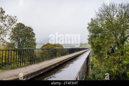 Pontcysyllte Aquädukt, umgeben von Nebel, der sich über den Fluss Dee erstreckt. Stockfoto