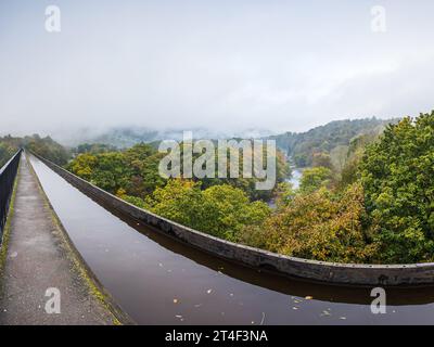 Ein Multi-Bild-Panorama entlang des Pontcysyllte Aquädukts mit der alten Pontcysyllte Brücke, die den Fluss Dee am Fuße des Dee Val überspannt Stockfoto