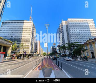 Sao Paulo, SP, Brasilien - 07. Juni 2023: Foto in der Mitte der Paulista Avenue, auf dem Radweg. Stockfoto