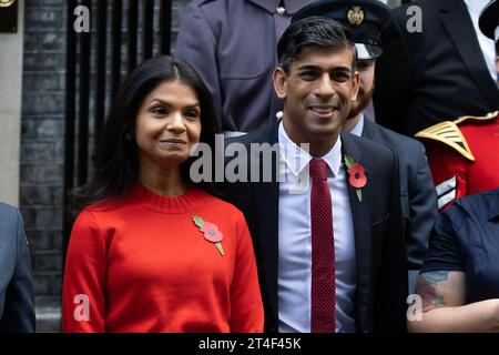 London, Großbritannien. 30. Oktober 2023. Der britische Premierminister Rishi Sunak und seine Frau Akshata Murthy posieren mit Spendenaktionen des Poppy Appells der Royal British Legion, nachdem sie seinen eigenen Mohn in der Downing Street in London gekauft hatten. (Foto: Tejas Sandhu/SOPA Images/SIPA USA) Credit: SIPA USA/Alamy Live News Stockfoto