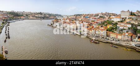 Blick von der Brücke Dom Luis I mit Blick auf den Fluss Douro in Porto, Portugal am 19. Oktober 2023 Stockfoto