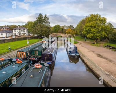 Schmale Boote im Trevor Basin, die auf dem still Shropshire Union Canal im Oktober 2023 abgebildet wurden. Stockfoto