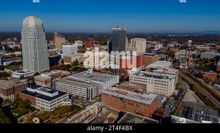 Winston-Salem, NC, USA. 30. Oktober 2023. Luftaufnahme der Stadt Winston-Salem (Foto: © Walter G Arce SR Grindstone Medi/ASP) NUR REDAKTIONELLE VERWENDUNG! Nicht für kommerzielle ZWECKE! Stockfoto