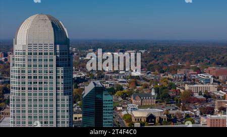 Winston-Salem, NC, USA. 30. Oktober 2023. Luftaufnahme der Stadt Winston-Salem (Foto: © Walter G Arce SR Grindstone Medi/ASP) NUR REDAKTIONELLE VERWENDUNG! Nicht für kommerzielle ZWECKE! Stockfoto