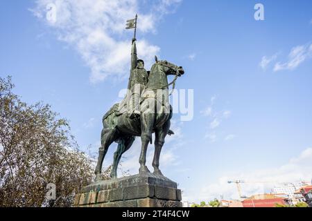 Statue von Vimara Peres zu Pferd, erster Graf von Portugal in Porto, Portugal am 19. Oktober 2023 Stockfoto