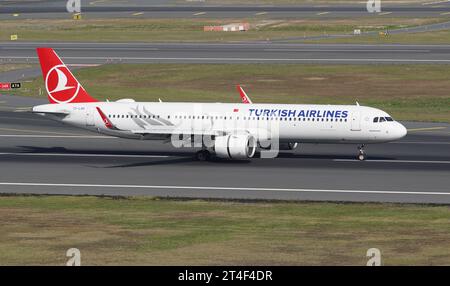 ISTANBUL, TURKIYE - 17. SEPTEMBER 2022: Turkish Airlines Airbus A321-271NX (8919) Landung zum Istanbul International Airport Stockfoto