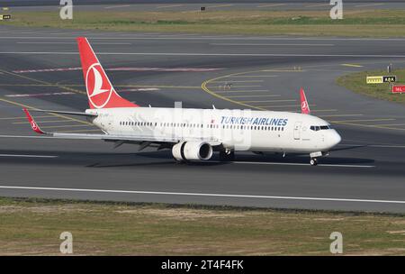 ISTANBUL, TURKIYE - 17. SEPTEMBER 2022: Turkish Airlines Boeing 737-9F2ER (40978) landet zum internationalen Flughafen Istanbul Stockfoto