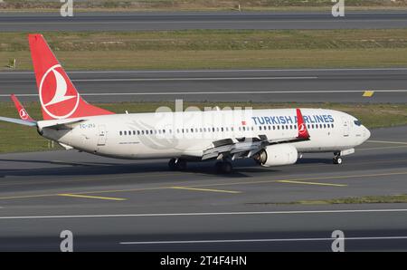 ISTANBUL, TURKIYE - 17. SEPTEMBER 2022: Turkish Airlines Boeing 737-9F2ER (40986) landet zum internationalen Flughafen Istanbul Stockfoto