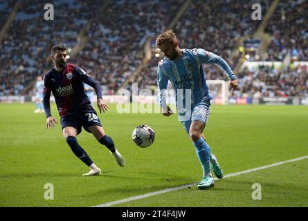 Matthew Godden in Coventry City und Pipa von West Bromwich Albion (links) während des Sky Bet Championship Matches in der Coventry Building Society Arena in Coventry. Bilddatum: Montag, 30. Oktober 2023. Stockfoto