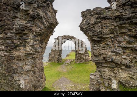 Ruinen von Castell Dinas Bran hoch über dem nebeligen Tal unterhalb von Llangollen. Stockfoto