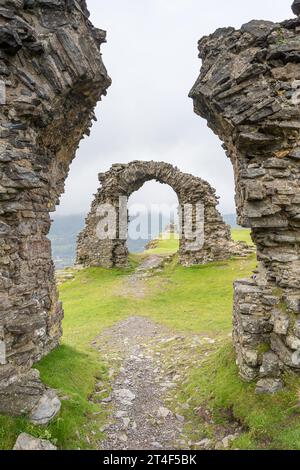 Ruinen von Castell Dinas Bran hoch über dem nebeligen Tal unterhalb von Llangollen. Stockfoto