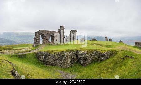 Ein Multi-Bild-Panorama der Ruinen von Castell Dinas Bran hoch über Llangollen. Stockfoto