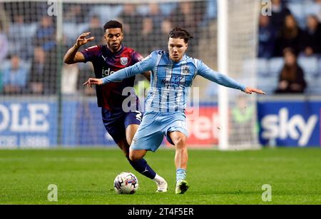 Coventry City's Callum O'Hare und West Bromwich Albion's Darnell Furlong während des Sky Bet Championship Matches in der Coventry Building Society Arena, Coventry. Bilddatum: Montag, 30. Oktober 2023. Stockfoto